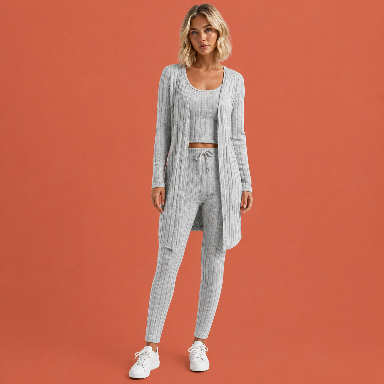 Dames loungeset in grijs met minimalistisch design, zacht en comfortabel voor casual en stijlvolle outfits.