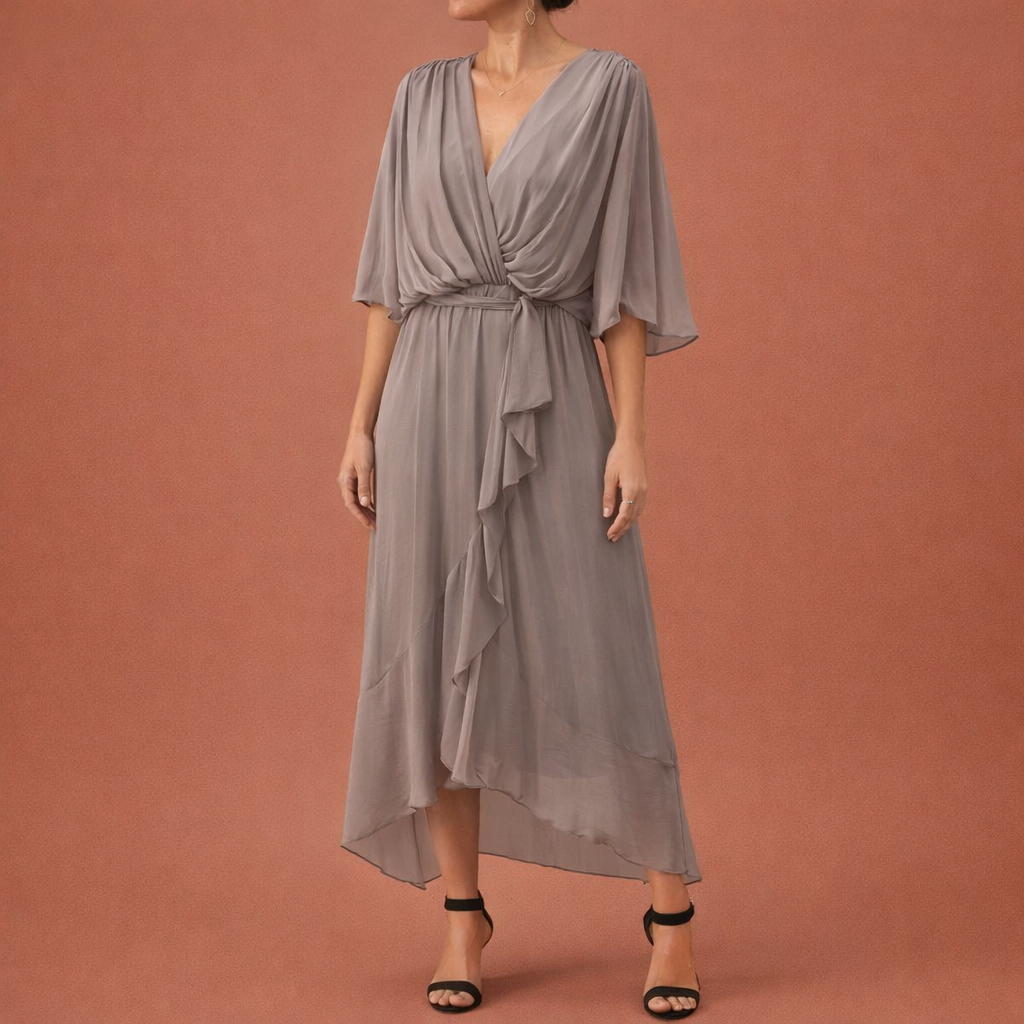 Dames maxi jurk in grijs met minimalistisch design, zacht en comfortabel voor casual en stijlvolle outfits.