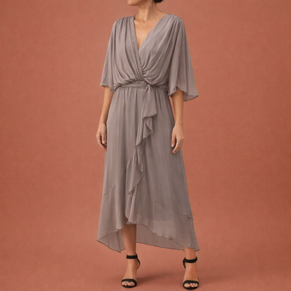 Dames maxi jurk in grijs met minimalistisch design, zacht en comfortabel voor casual en stijlvolle outfits.