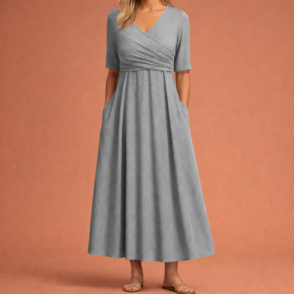 Dames maxi jurk in grijs met minimalistisch design, zacht en comfortabel voor casual en stijlvolle outfits.