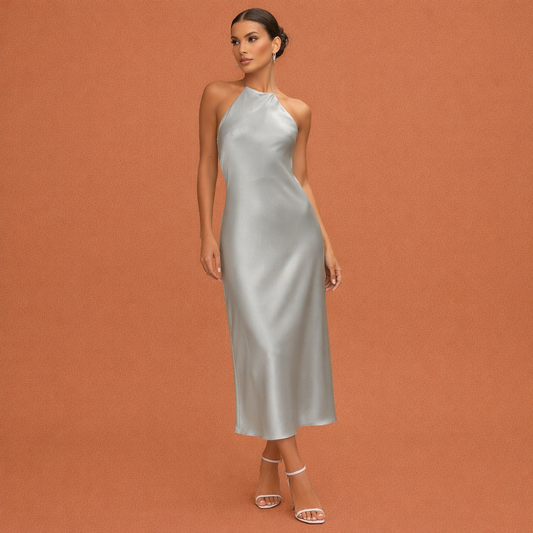 Dames maxi jurk in grijs met minimalistisch design, zacht en comfortabel voor casual en stijlvolle outfits.
