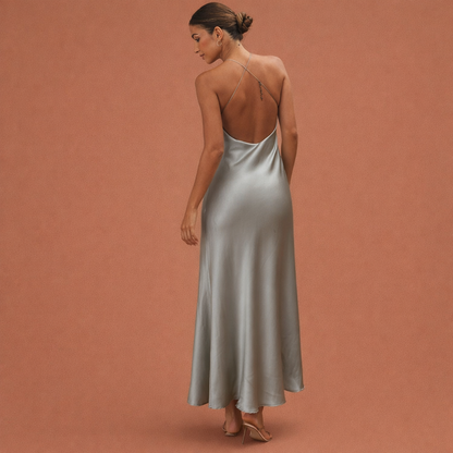 Dames maxi jurk in grijs met minimalistisch design, zacht en comfortabel voor casual en stijlvolle outfits.