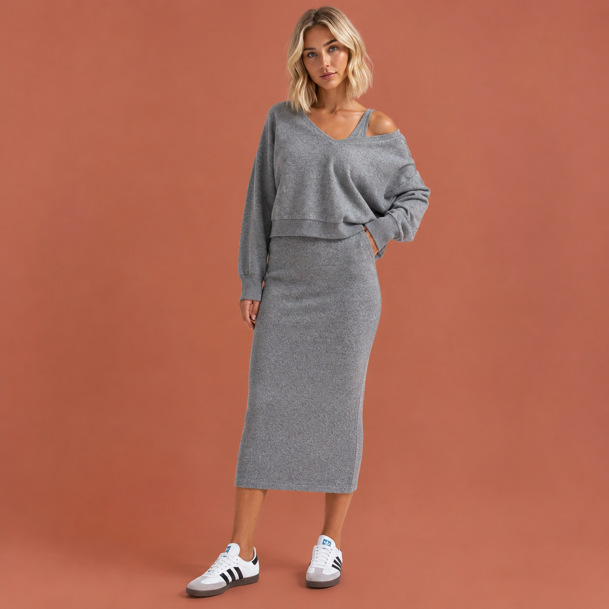 Dames set in grijs met minimalistisch design, zacht en comfortabel voor casual en stijlvolle outfits.