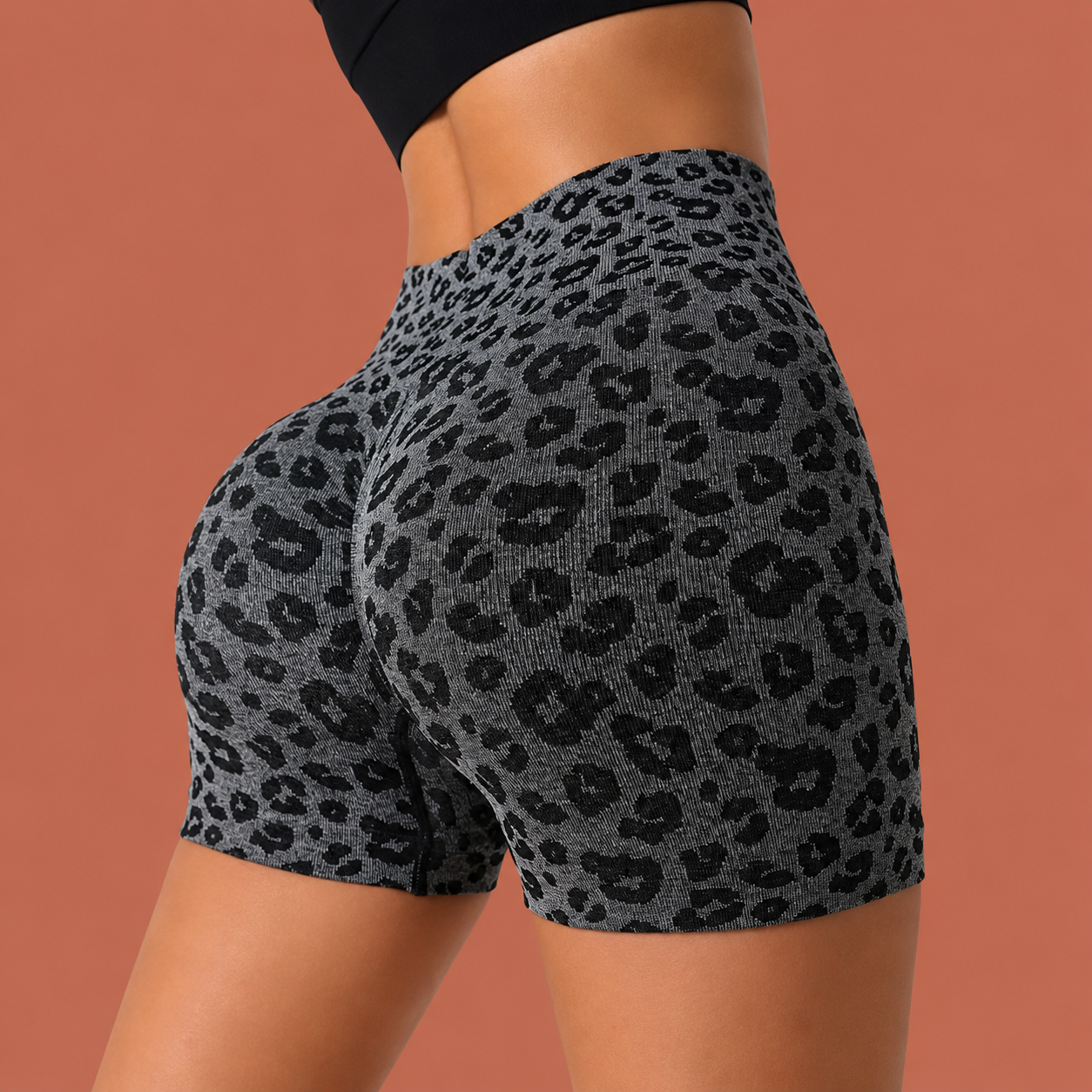 Dames short in grijs met luipaardprint, zacht en comfortabel voor casual en sportieve outfits.