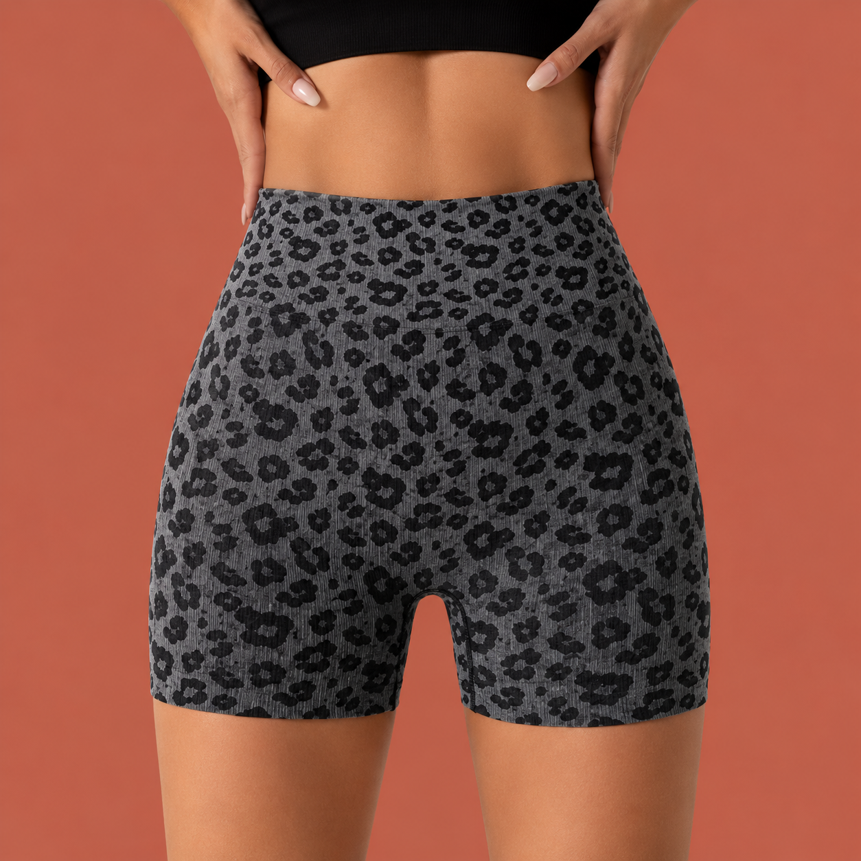 Dames short in grijs met luipaardprint, zacht en comfortabel voor casual en sportieve outfits.