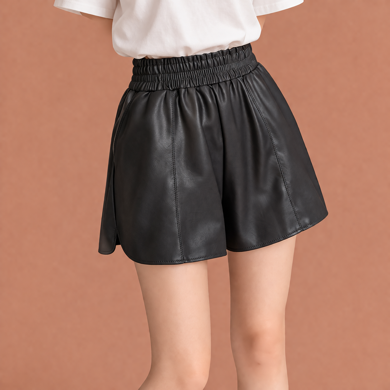 Dames shorts in grijs met minimalistisch design, zacht en comfortabel voor casual en stijlvolle outfits.