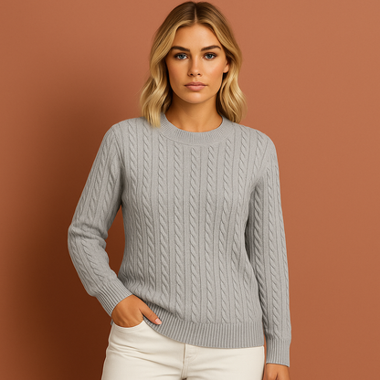 Damestrui in grijs met klassiek kabelpatroon, zacht en comfortabel voor casual en stijlvolle winterlooks.