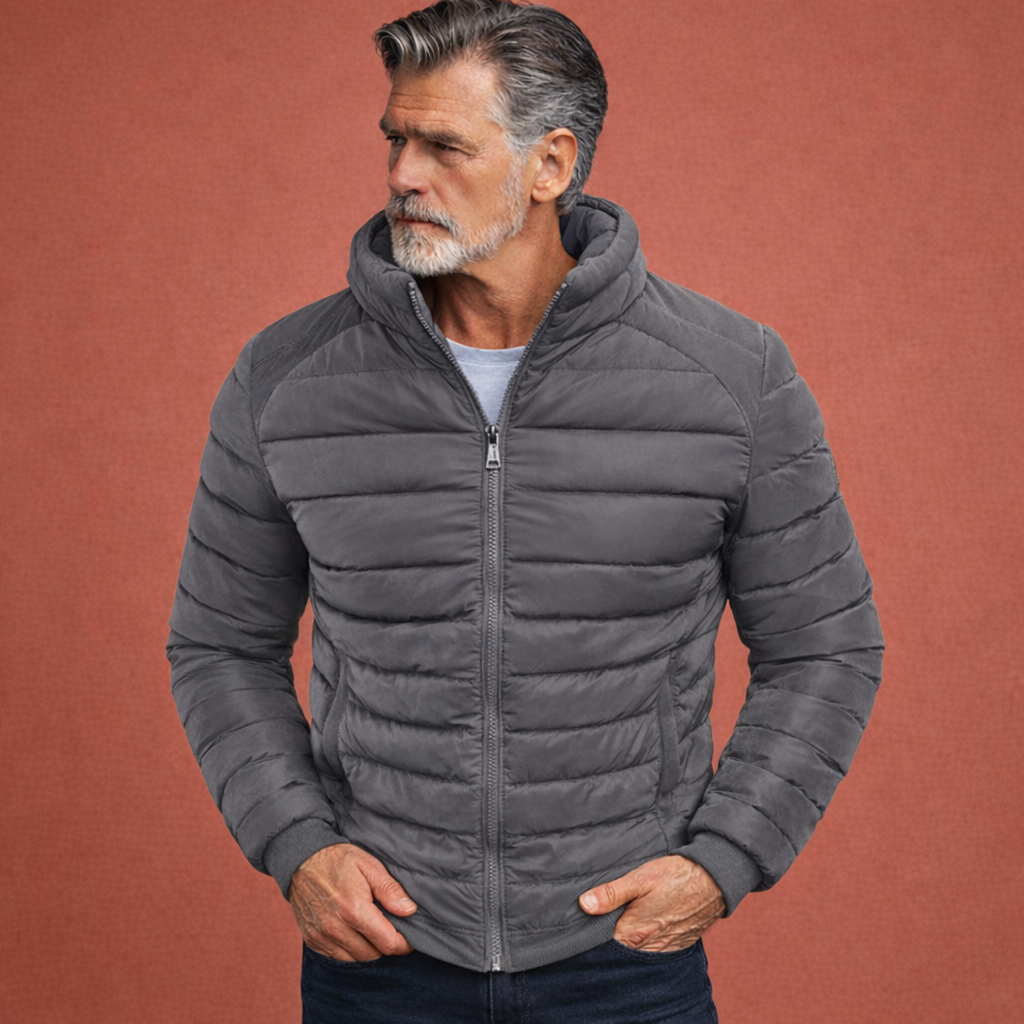 Grijze gewatteerde heren jas met opstaande kraag en slanke pasvorm, geschikt voor dagelijks gebruik in herfst en winter.