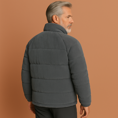 Grijze heren winterjas met gewatteerde afwerking en comfortabele pasvorm, ideaal voor koude dagen en stijlvolle outfits.