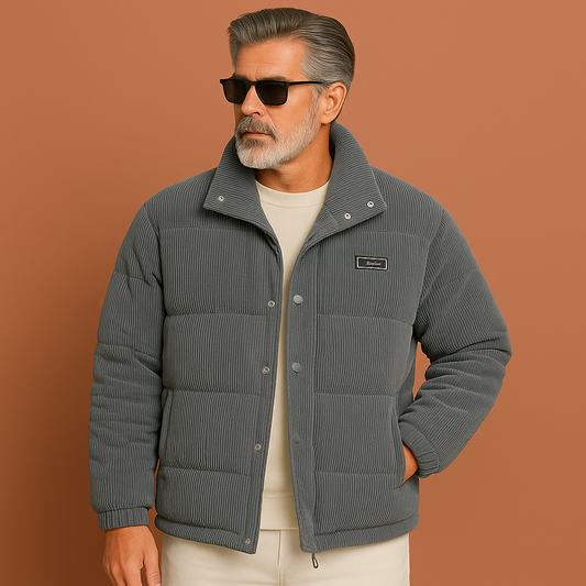 Grijze heren winterjas met gewatteerde afwerking en comfortabele pasvorm, ideaal voor koude dagen en stijlvolle outfits.