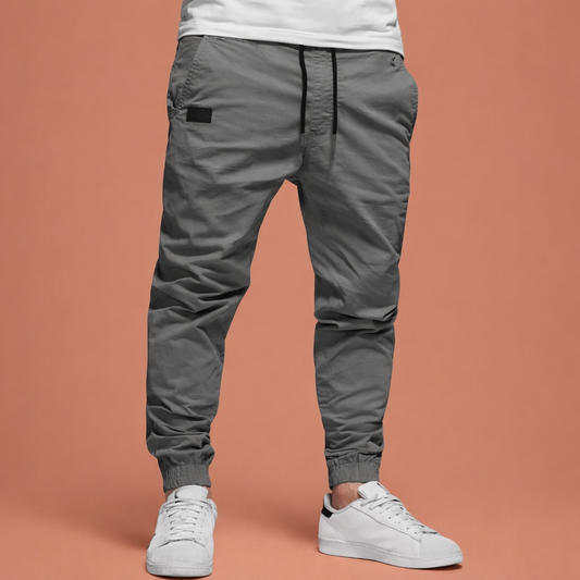 Heren broek in grijs met minimalistisch design, zacht en comfortabel voor casual en stijlvolle outfits.