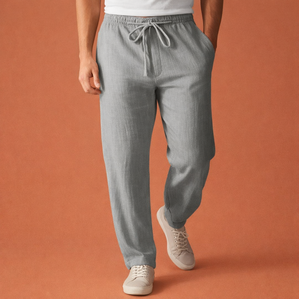 Heren broek in grijs met minimalistisch design, zacht en comfortabel voor casual en stijlvolle outfits.