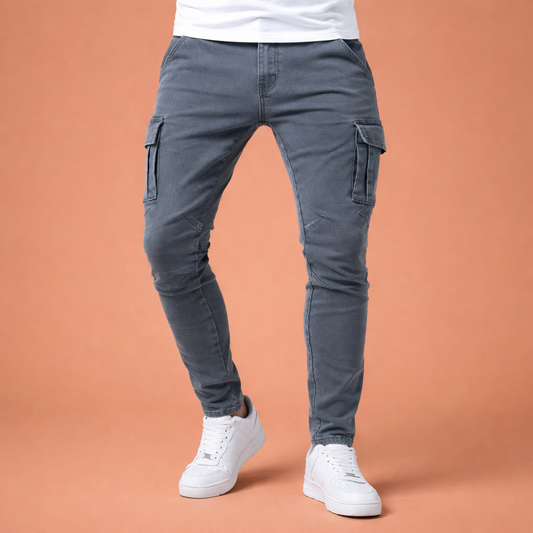 Heren cargo broek in grijs met minimalistisch design, zacht en comfortabel voor casual en stijlvolle outfits.