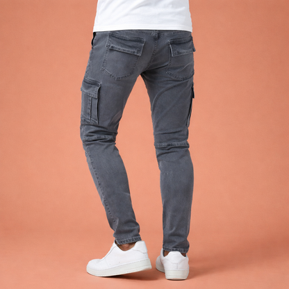 Heren cargo broek in grijs met minimalistisch design, zacht en comfortabel voor casual en stijlvolle outfits.