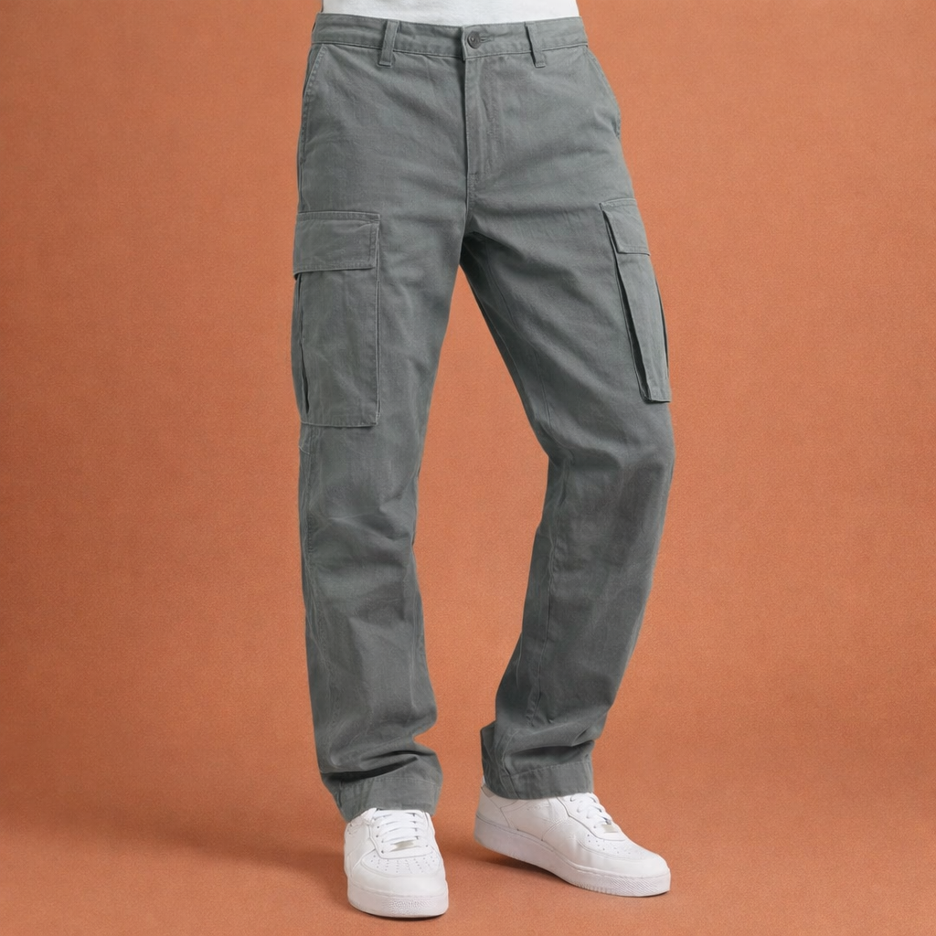 Heren cargo broek in grijs met minimalistisch design, zacht en comfortabel voor casual en stijlvolle outfits.