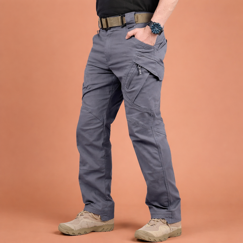 Heren cargo broek in grijs met minimalistisch design, zacht en comfortabel voor casual en stijlvolle outfits.