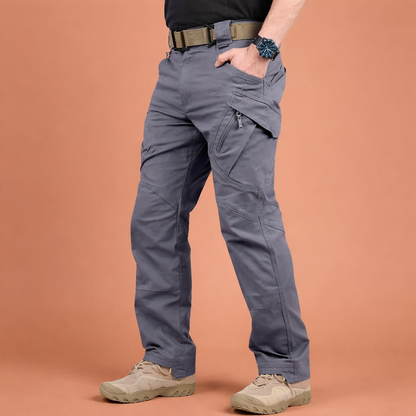 Heren cargo broek in grijs met minimalistisch design, zacht en comfortabel voor casual en stijlvolle outfits.