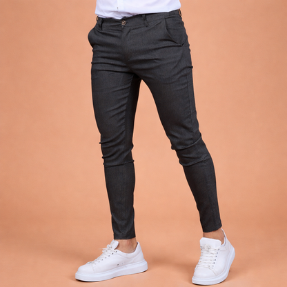 Heren chino broek in grijs met minimalistisch design, zacht en comfortabel voor casual en stijlvolle outfits.