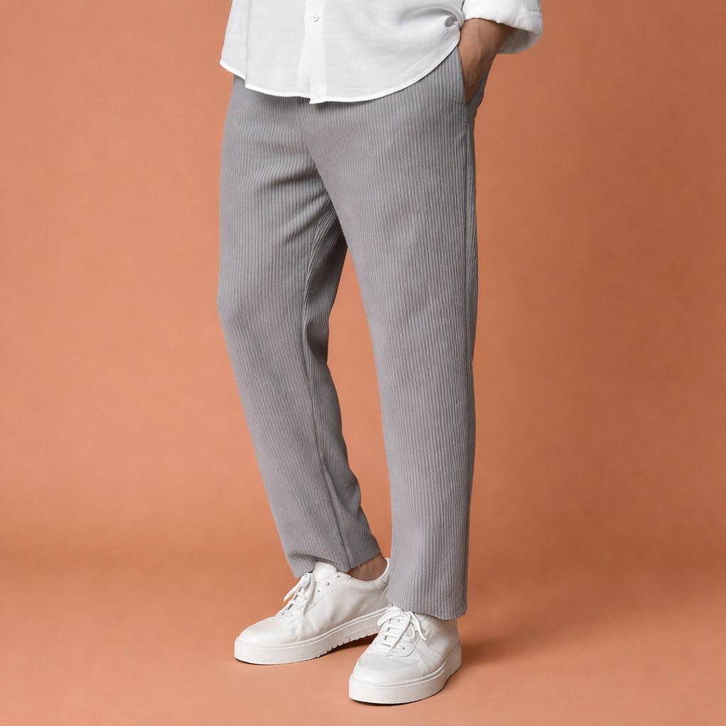 Heren corduroy broek in grijs met minimalistisch design, zacht en comfortabel voor casual en stijlvolle outfits.