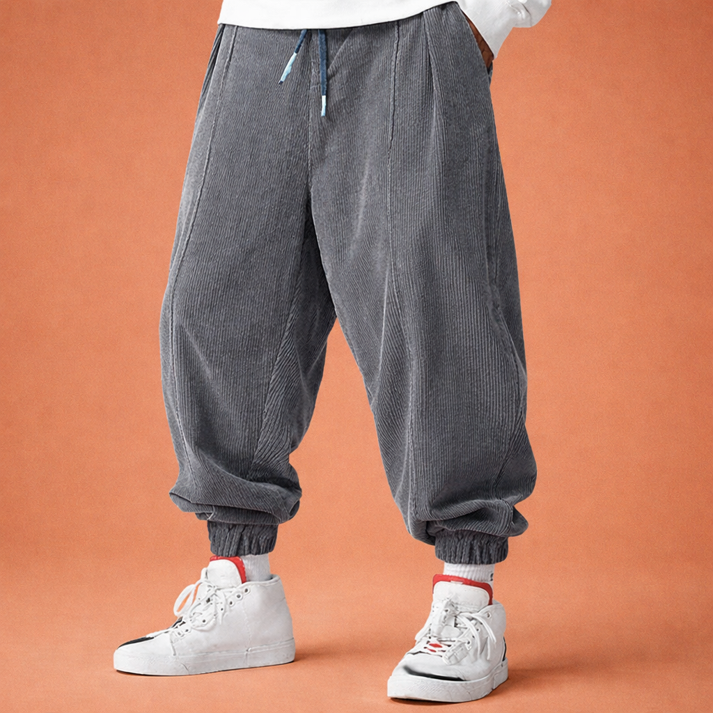 Heren joggerbroek in grijs met minimalistisch design, zacht en comfortabel voor casual en stijlvolle outfits.