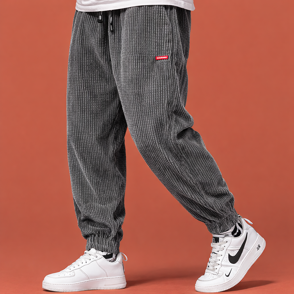 Heren joggingbroek in grijs met minimalistisch design, zacht en comfortabel voor casual en stijlvolle outfits.