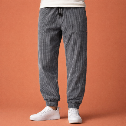 Heren joggingbroek in grijs met minimalistisch design, zacht en comfortabel voor casual en stijlvolle outfits.