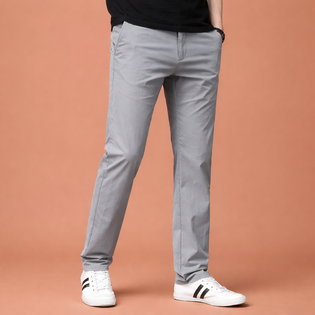 Heren pantalon in grijs met minimalistisch design, comfortabel en stijlvol voor casual en zakelijke outfits.