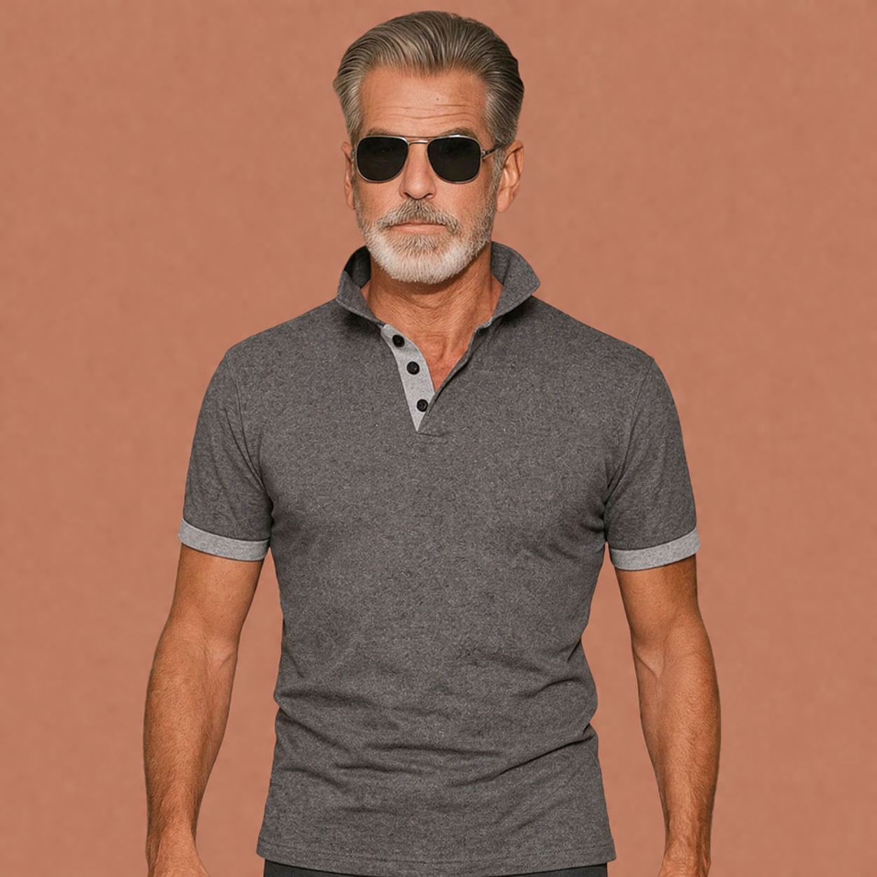 Heren polo in grijs met minimalistisch design, zacht en comfortabel voor casual en stijlvolle outfits.