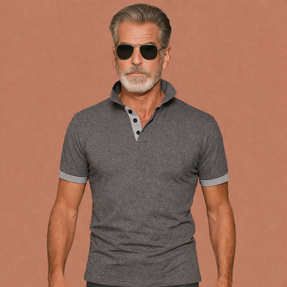 Heren polo in grijs met minimalistisch design, zacht en comfortabel voor casual en stijlvolle outfits.
