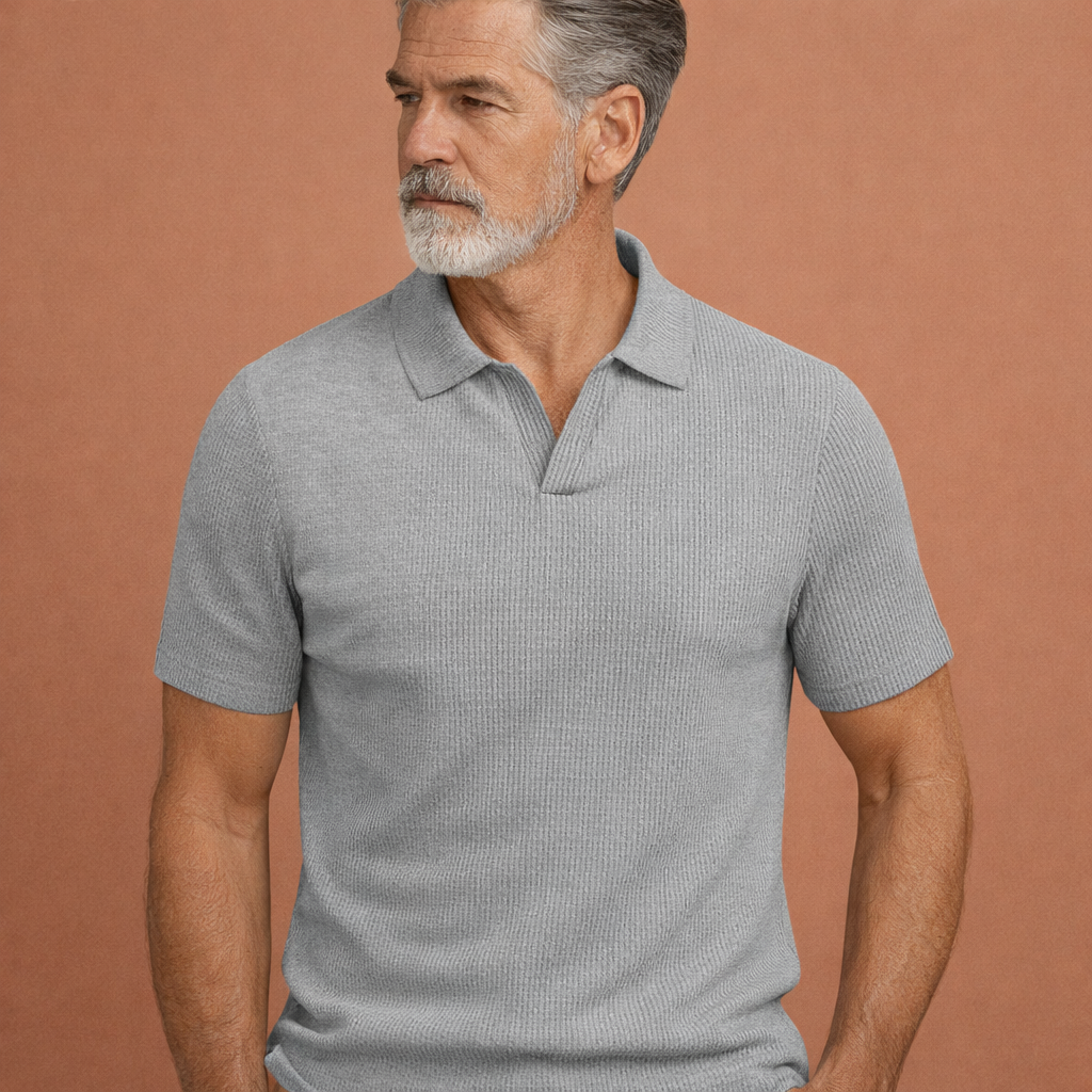 Heren polo in grijs met minimalistisch design, zacht en comfortabel voor casual en stijlvolle outfits.