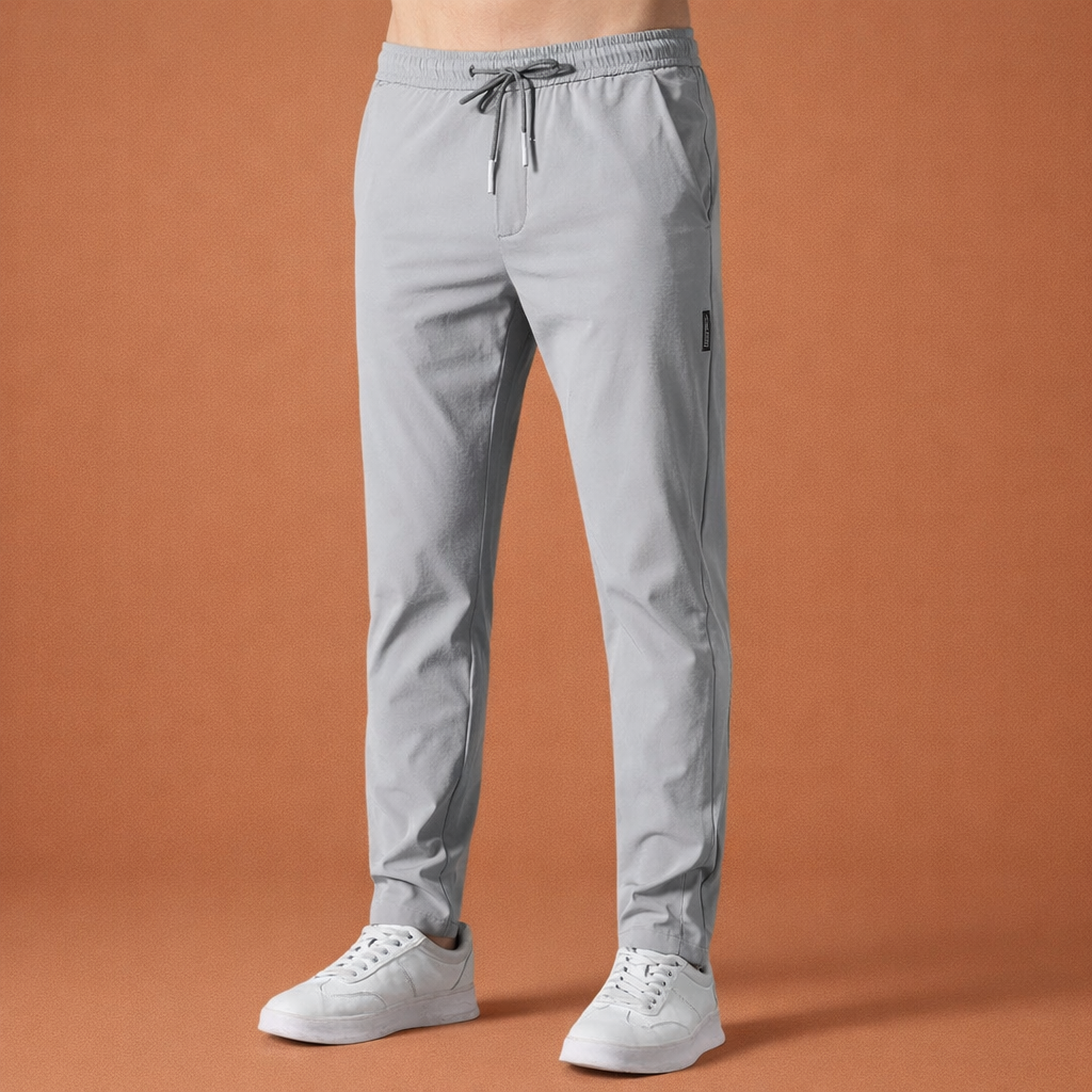 Heren broek in grijs met minimalistisch design, zacht en comfortabel voor casual en stijlvolle outfits.