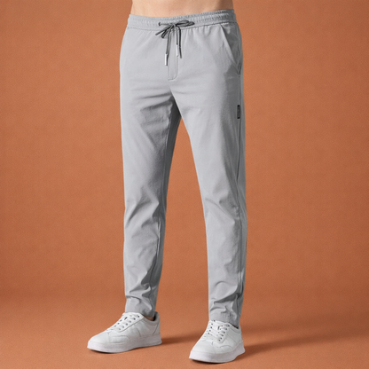 Heren broek in grijs met minimalistisch design, zacht en comfortabel voor casual en stijlvolle outfits.