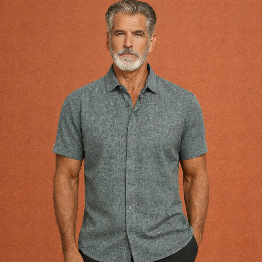 Heren zomershirt in grijs met minimalistisch design, zacht en comfortabel voor casual en stijlvolle outfits.