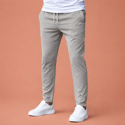 Heren broek in grijs met minimalistisch design, zacht en comfortabel voor casual en stijlvolle outfits.