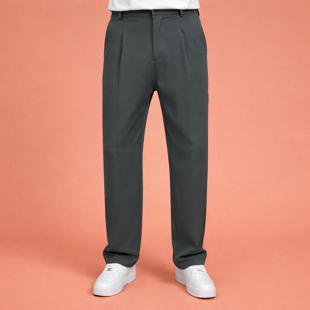 Heren broek in grijs met minimalistisch design, zacht en comfortabel voor casual en stijlvolle outfits.