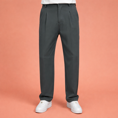 Heren broek in grijs met minimalistisch design, zacht en comfortabel voor casual en stijlvolle outfits.