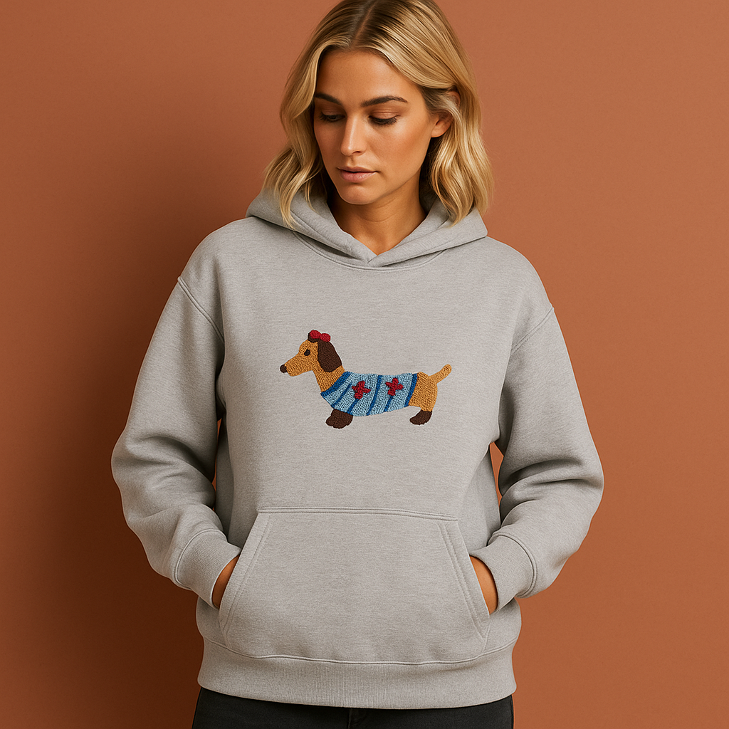 Grijze oversized hoodie voor dames met geborduurde teckel en kangoeroezak, perfect voor casual en comfortabele outfits.