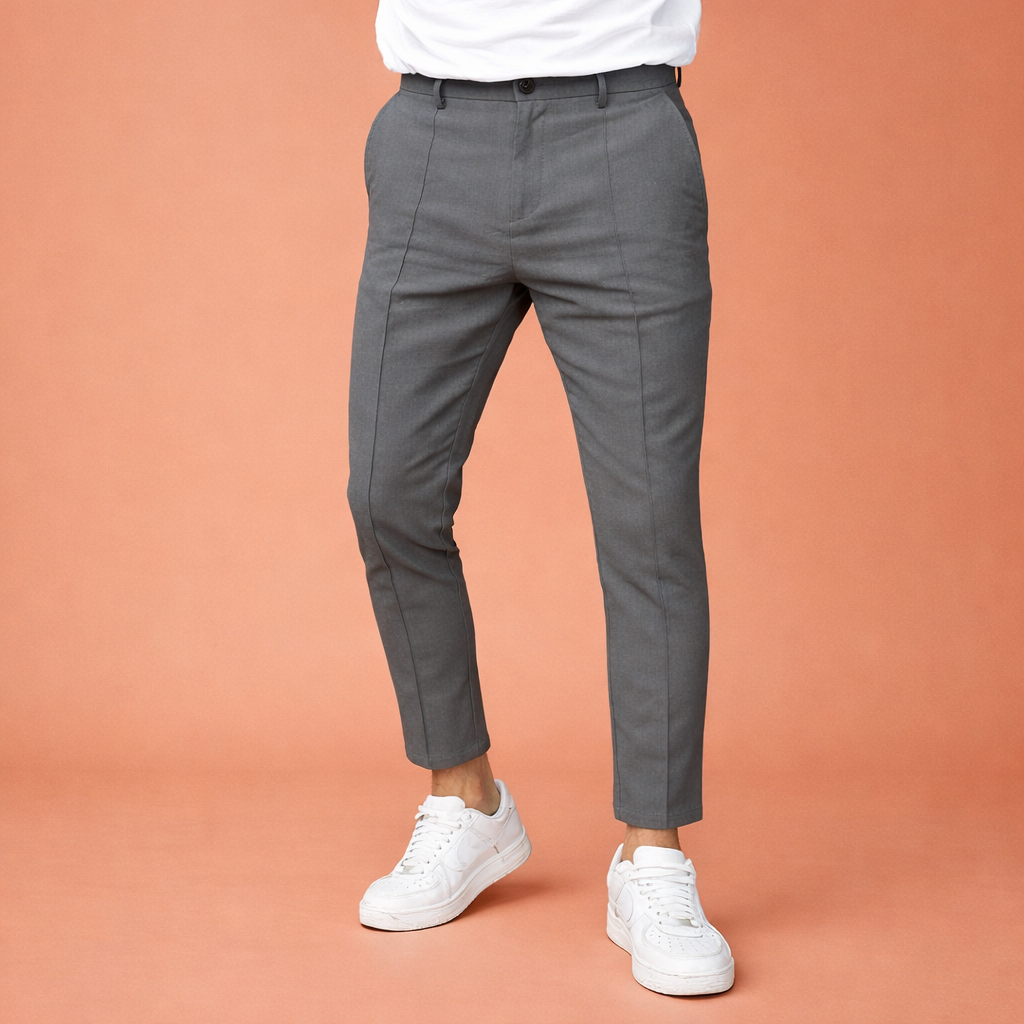 Heren broek in grijs met minimalistisch design, zacht en comfortabel voor casual en stijlvolle outfits.