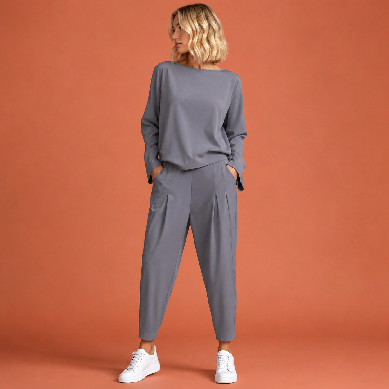 Dames sportieve set in grijs met minimalistisch design, zacht en comfortabel voor casual en stijlvolle outfits.