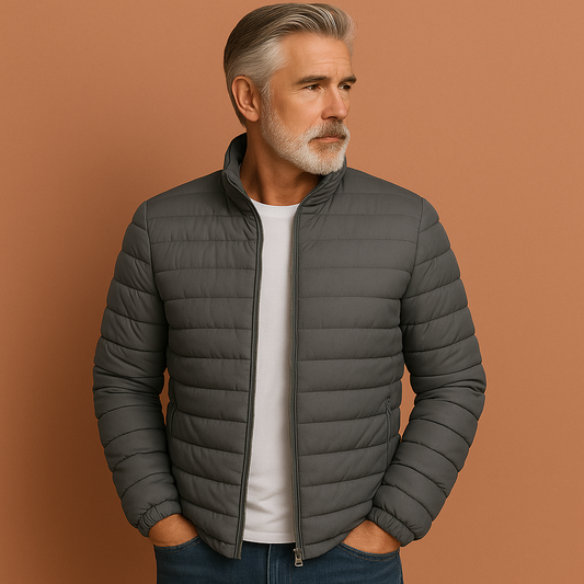 Grijze heren tussenjas met opstaande kraag en moderne pasvorm, ideaal voor lente en zomer.