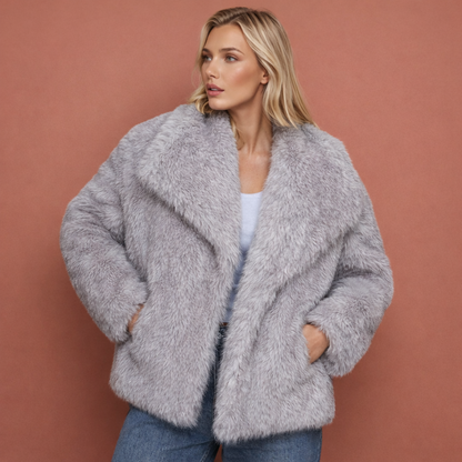 Grijze stijlvolle warme jas voor dames met comfortabele pasvorm en tijdloze uitstraling, ideaal voor herfst en winter.