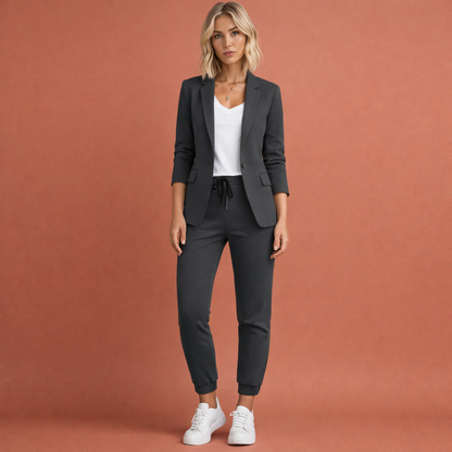 Grijze tweedelige blazer set voor dames met een elegante pasvorm, ideaal voor werk en formele gelegenheden.