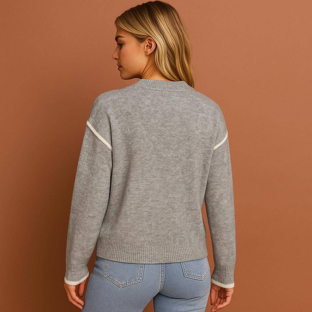 Grijze damestrui met oversized pasvorm en zachte afwerking, ideaal voor casual outfits en comfortabele herfstlooks.