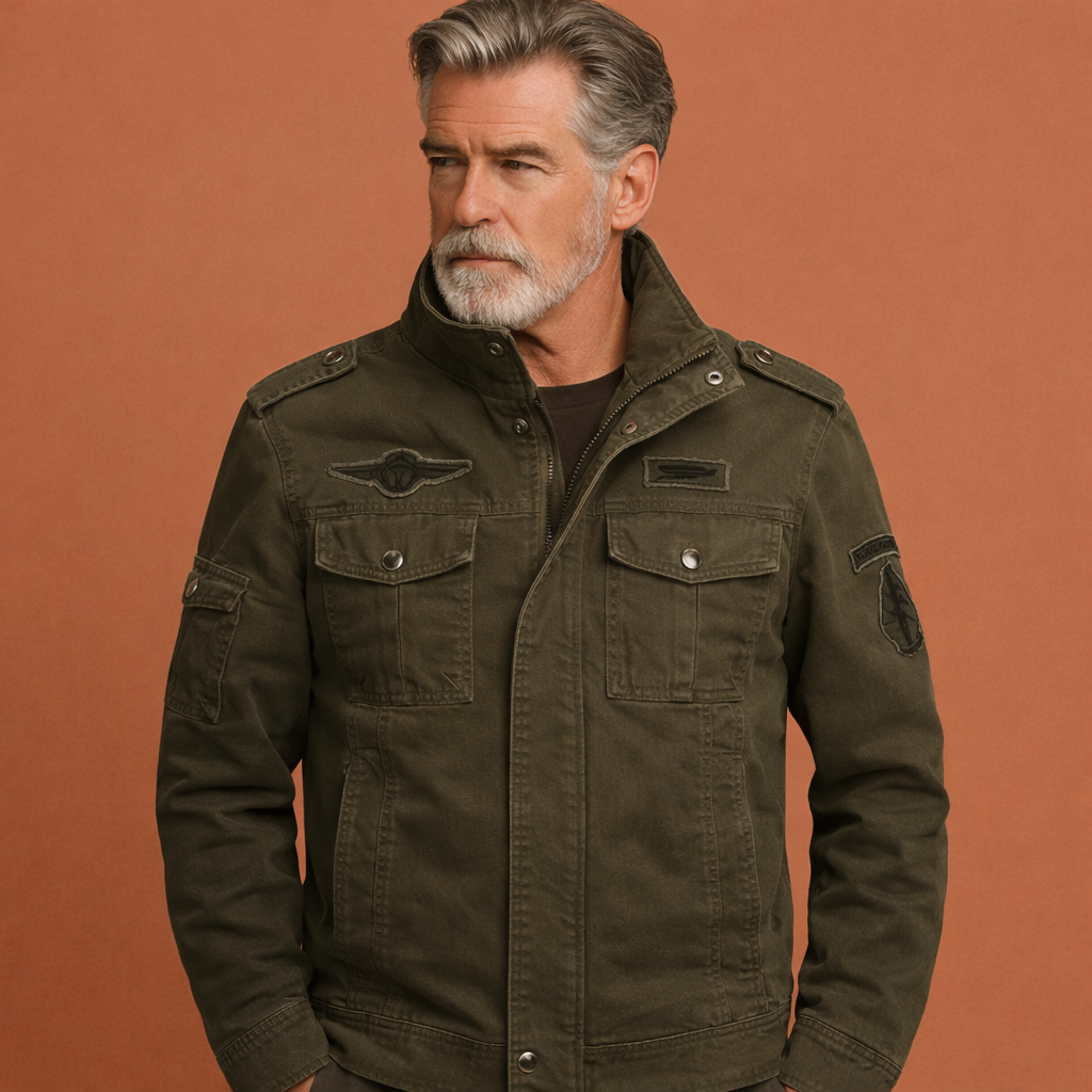 Groen heren bomberjack met opstaande kraag en meerdere zakken, geschikt voor dagelijks gebruik in herfst en winter.1