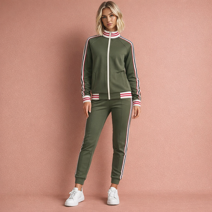 Groen gestreept dames trainingspak met comfortabele pasvorm, geschikt voor sport en dagelijks gebruik.