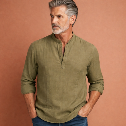 Heren langarmshirt in groen met minimalistisch design, licht en comfortabel voor casual en stijlvolle zomeroutfits.