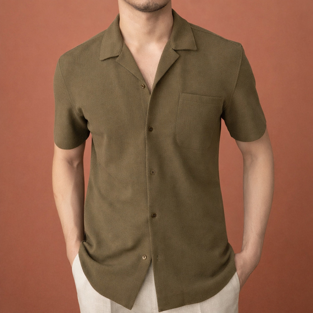 Heren overhemd in groen met minimalistisch design, zacht en comfortabel voor casual en stijlvolle outfits.