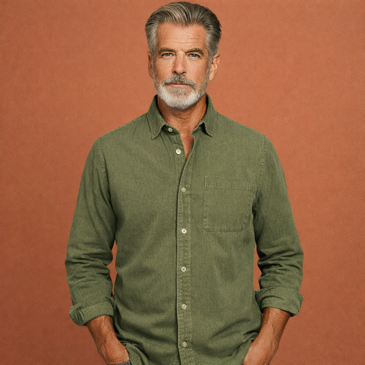 Heren overhemd in groen met minimalistisch design, zacht en comfortabel voor casual en stijlvolle outfits.