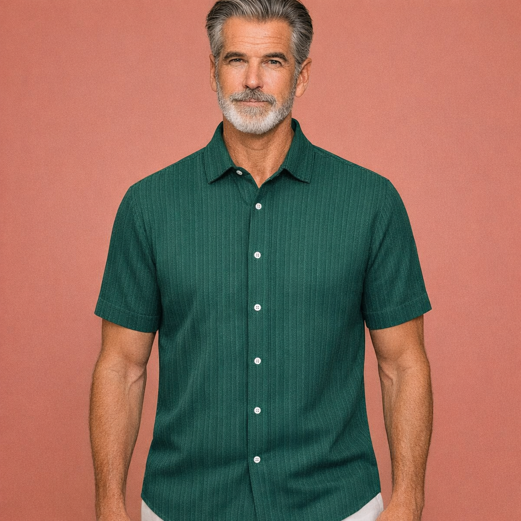 Dames overhemd in groen met minimalistisch design, zacht en comfortabel voor casual en stijlvolle outfits.