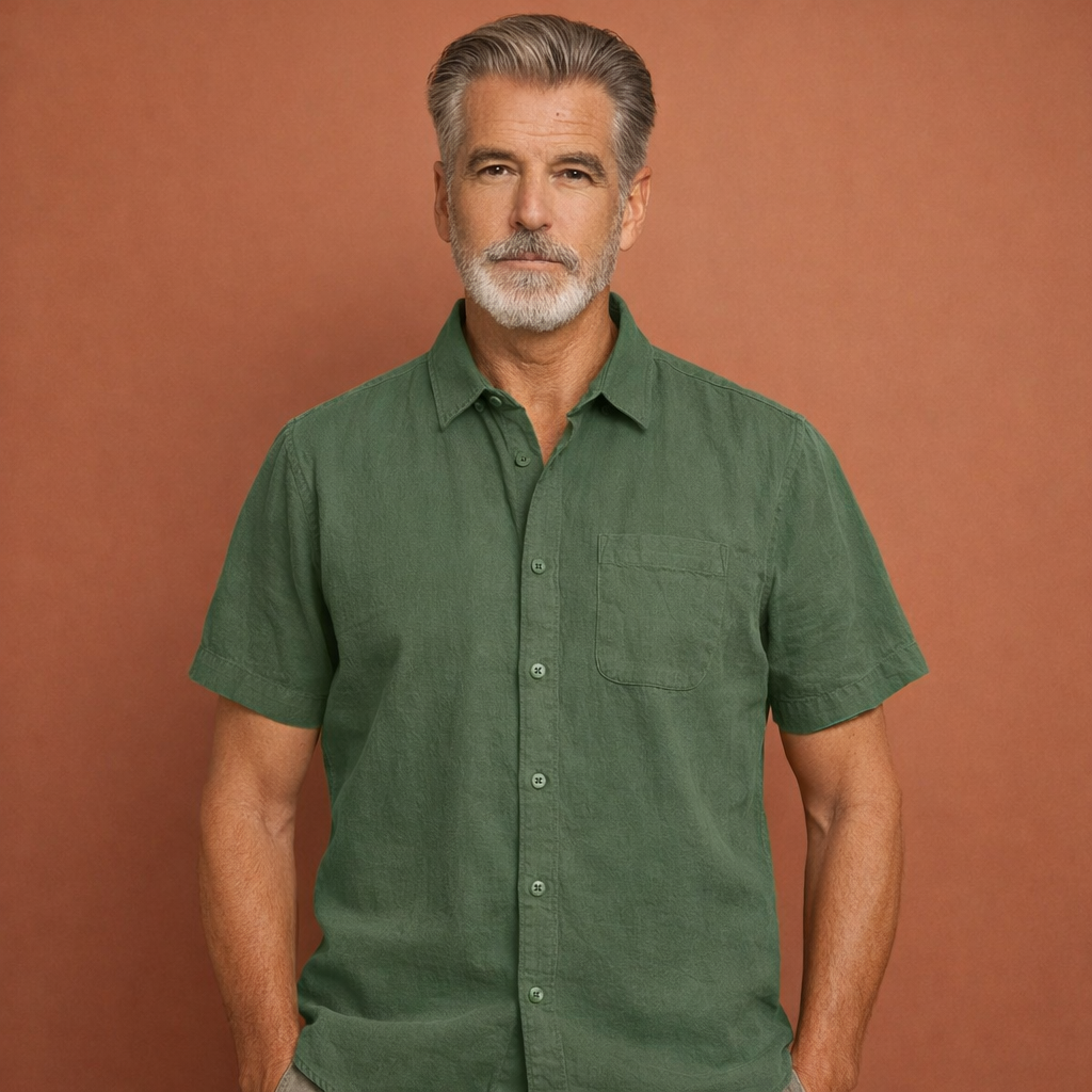 Heren zomershirt in groen met minimalistisch design, zacht en comfortabel voor casual en stijlvolle outfits.